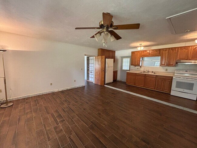 Building Photo - Large 2/2 in the country - No carpet