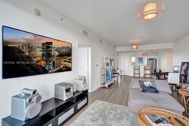 Building Photo - 601 NE 36th St