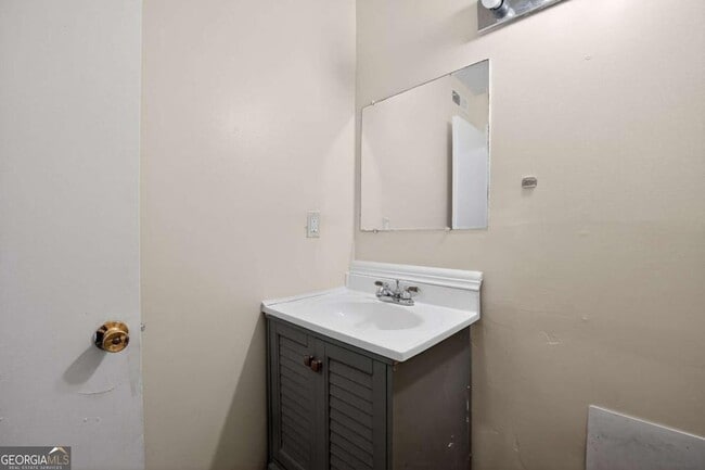 Building Photo - 6071 Regent Manor