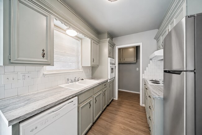 Building Photo - Adorable Home in Midtown!