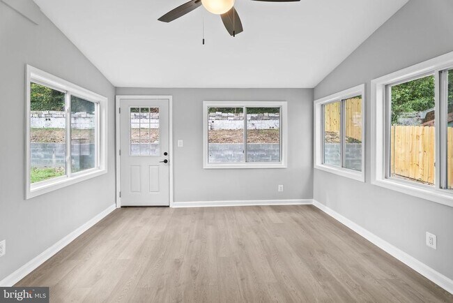 Building Photo - 5822 Brookview Dr
