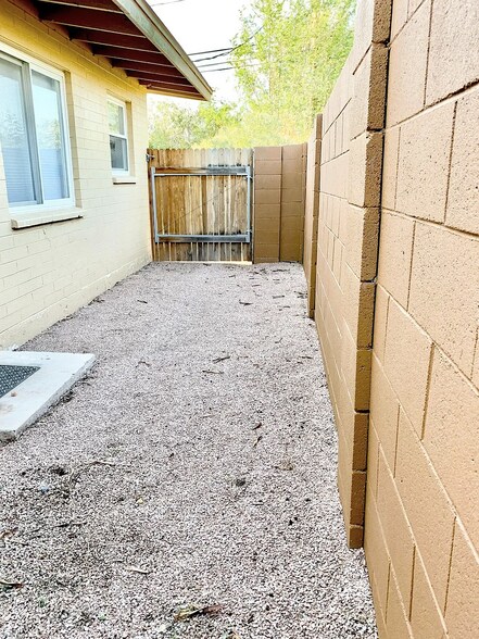 Building Photo - 4017 E Palm Ln