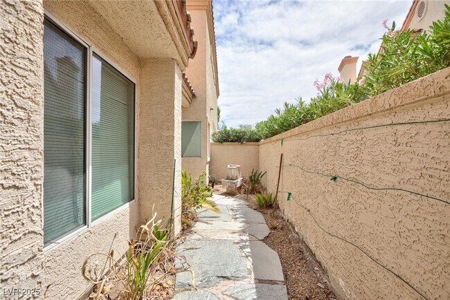 Building Photo - 8949 Diamond Falls Dr