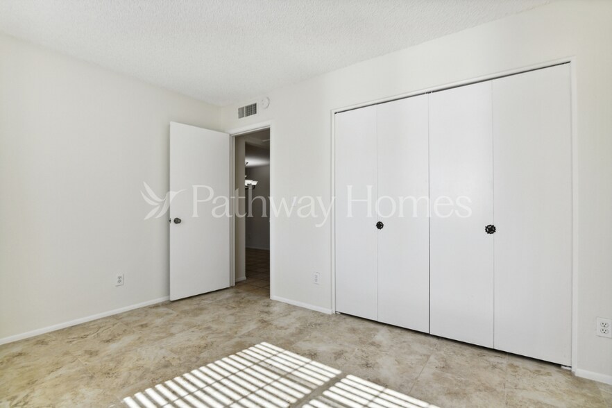 Building Photo - 807 E Country Gables Dr