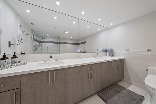 Building Photo - 5070 N Ocean Dr