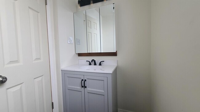 Building Photo - 242 Bowers St