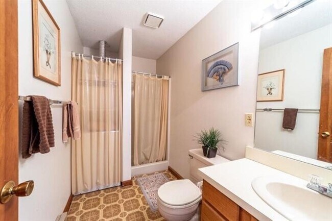 Building Photo - 15 Manor Estates Dr