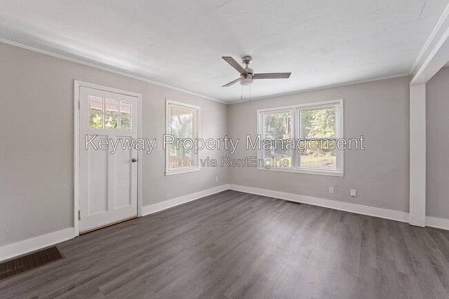 Building Photo - 304 Crystal Lake Dr