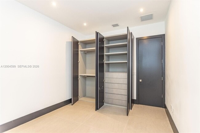 Building Photo - 2440 N Shore Terrace