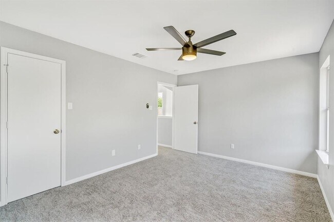 Building Photo - 516 Gregory Ct