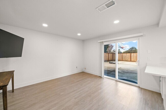 Building Photo - 882 Coral Ridge Cir