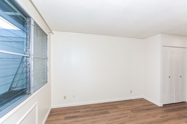 Building Photo - Ridgeway - Renovated two story, 2 bedroom, 1 bath with 1 uncovered parking stall