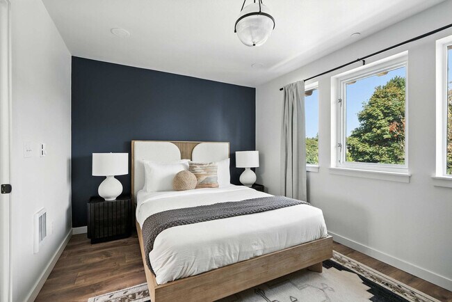 Building Photo - 925 NE 23rd Ave