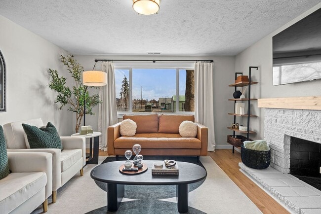 Building Photo - Trendy 2B/1B Unit C I Near Gonzaga/WSU/EWU & 5 Hospitals I Pet Friendly