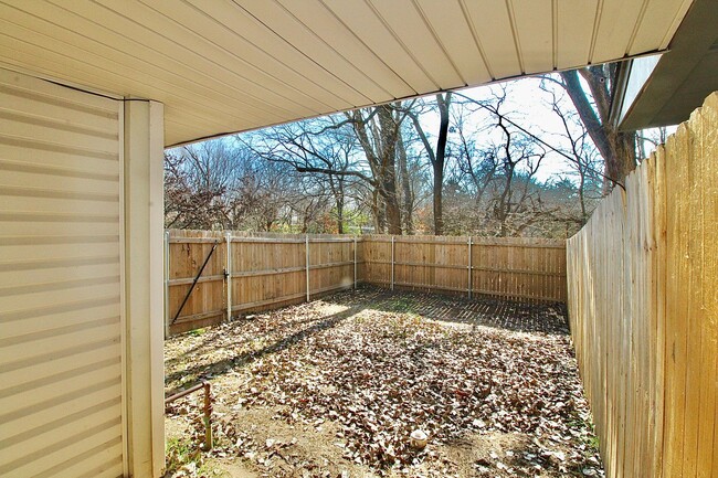 Building Photo - 2336 Heatherfield