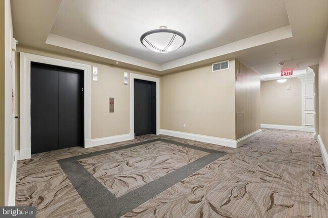 Building Photo - 8220 Crestwood Heights Dr