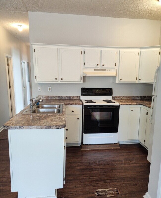 Building Photo - "Charming 3-Bedroom Retreat with Hardwood ...