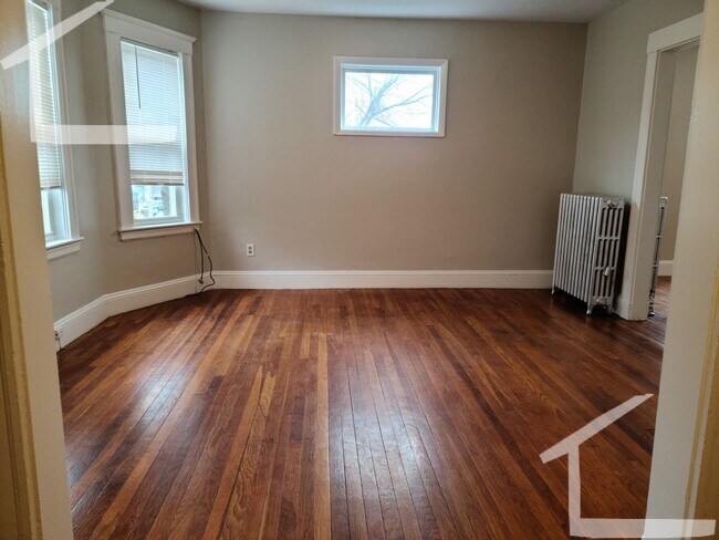 Building Photo - Large and Sunny 2-Bed, 1-Bath in JP Avail for June