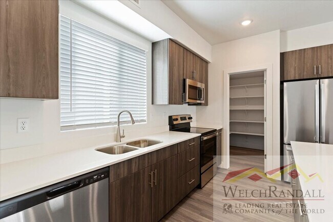 Building Photo - Beautiful 3 Bed 2.5 Bath Townhome in West ...