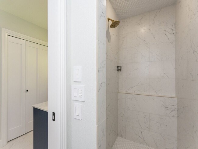 Building Photo - 4 BD remodeled Sylvan Heights home!