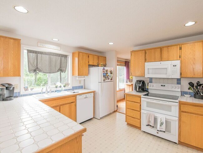 Building Photo - 1810 NE Estate Dr