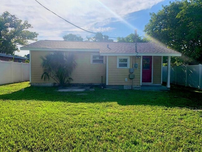 Building Photo - Charming Home In Gulfports Marina District