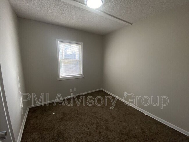 Building Photo - 409 SE 34th St