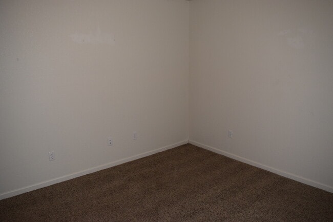 Building Photo - Beautiful 2 Bedroom, 2 Bathroom Duplex with a Garage!