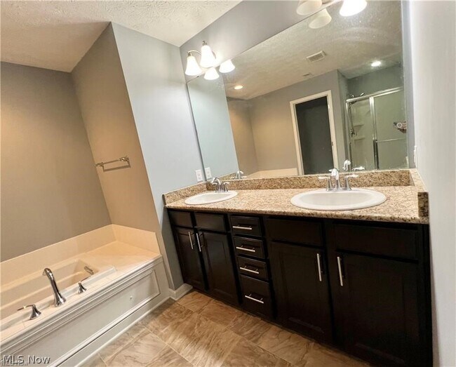 Building Photo - 10454 Dogwood Dr