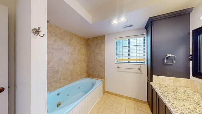 Building Photo - Freshly Updated Gem in Desirable East Side Sandy