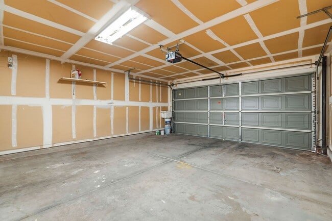 Building Photo - HUGE 6 Bedroom Home - Westgate and Freeways Nearby!