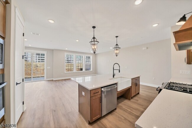 Building Photo - 105 Iris Ct