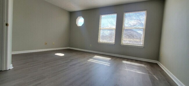 Building Photo - 118 Tanbark Dr