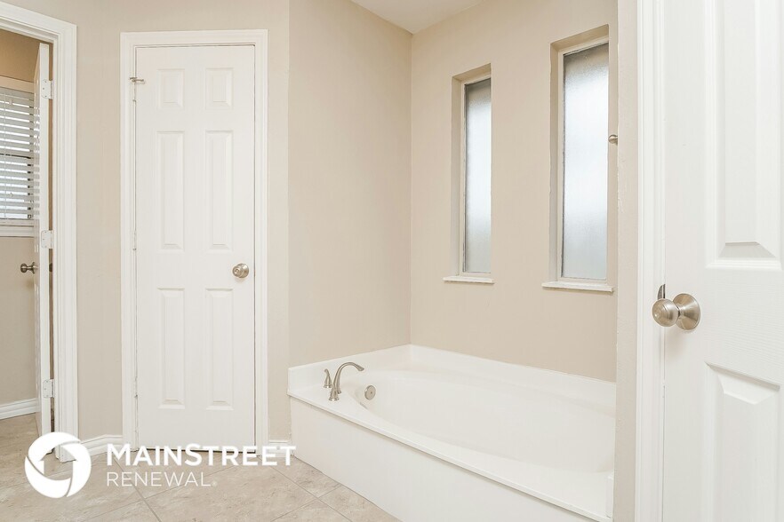 Building Photo - 4202 High Mesa Ct