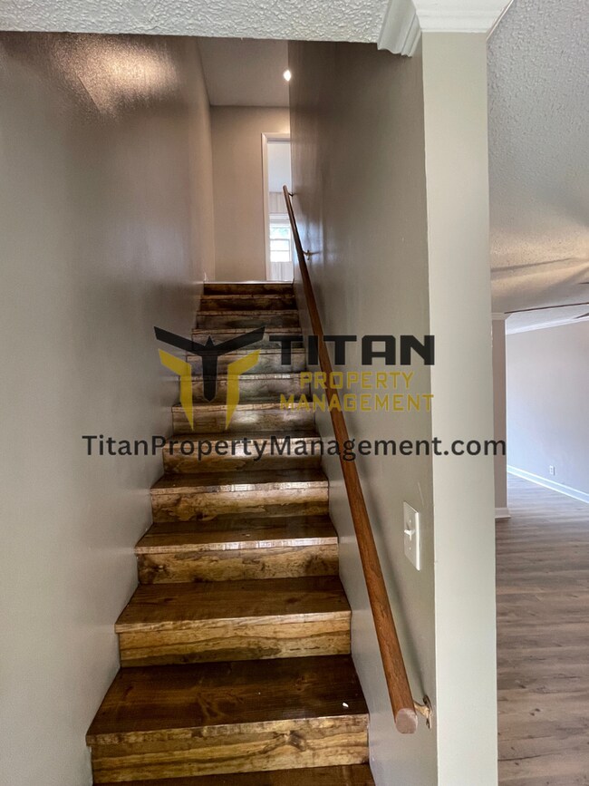 Building Photo - 2B/1B Townhome