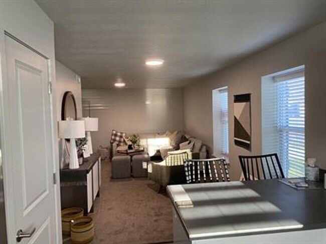Building Photo - 2 Bed 1 Bath 1st Floor unit in Provo!
