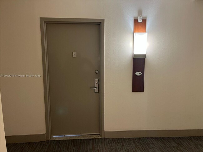 Building Photo - 1750 N Bayshore Dr