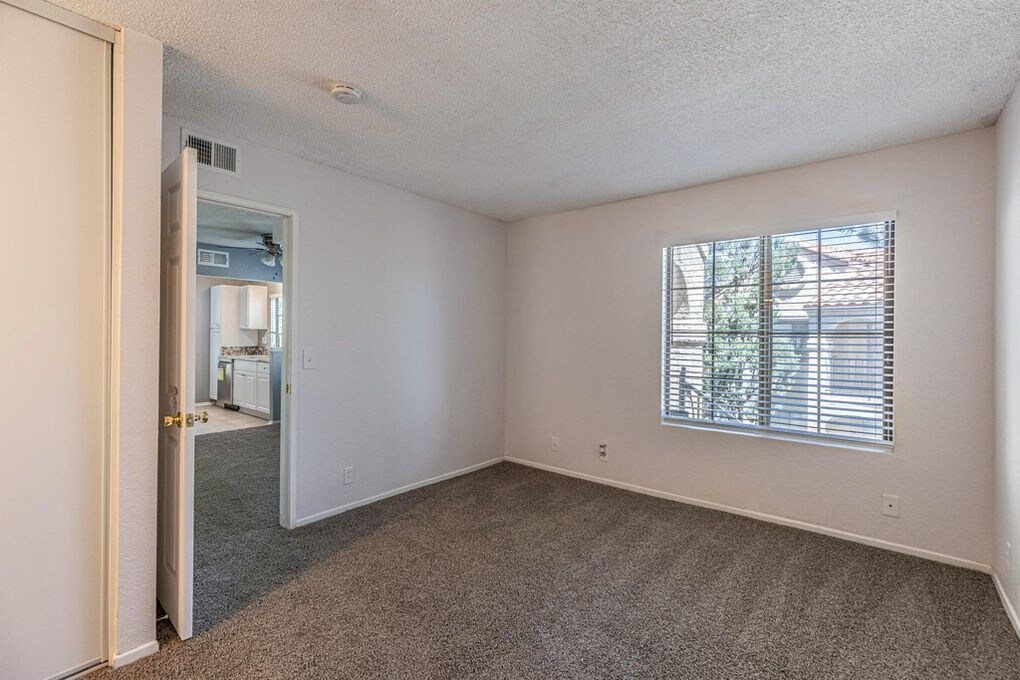 Building Photo - 2554 Olive Dr