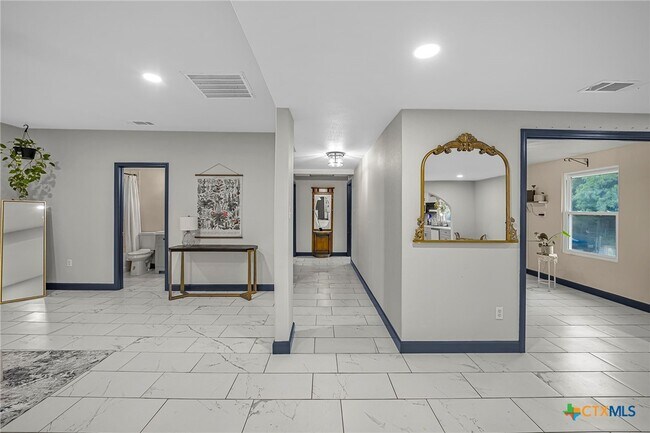 Building Photo - 133 Alamo Dr