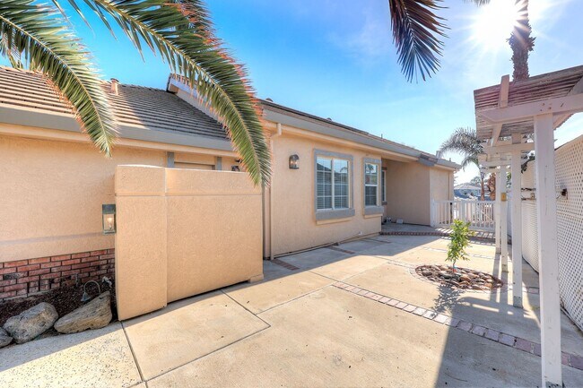 Building Photo - OPEN FLOOR PLAN WITH SIDEYARD PARKING AND ...