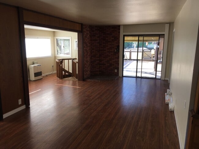 Building Photo - Spacious Clearlake Home
