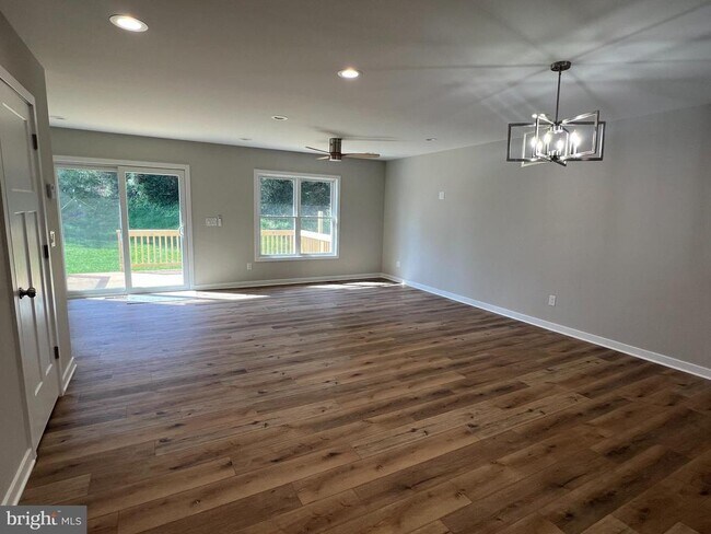 Building Photo - 350 W 11th St