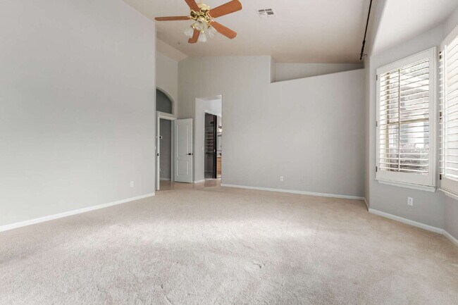 Building Photo - "Discover Your Dream Oasis: Spacious 4-Bedroom Retreat in Scottsdale's Paradise Drive!"