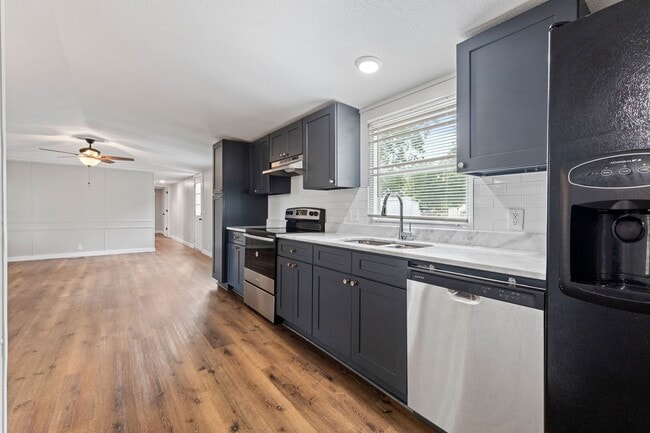 Building Photo - 3 bed 2 bath