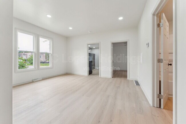 Building Photo - 421 Walnut Ave