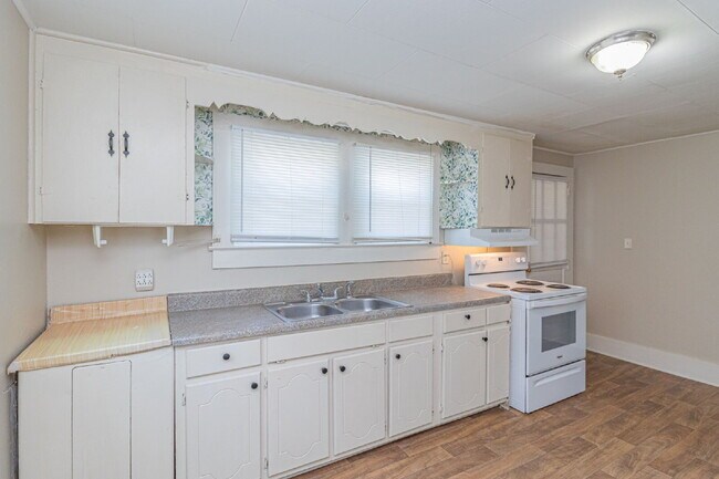 Building Photo - Spacious & Charming Home in Goldsboro - Excellent Wayne Memorial Drive Location!