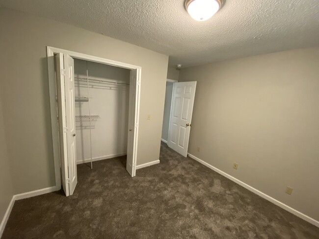 Building Photo - 3 bedroom 2 bath with attached garage