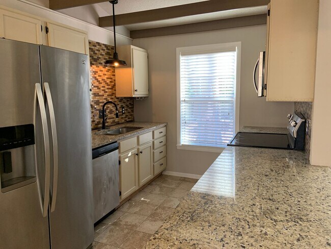 Building Photo - Wonderfully Maintained Ranch in North Oaks!