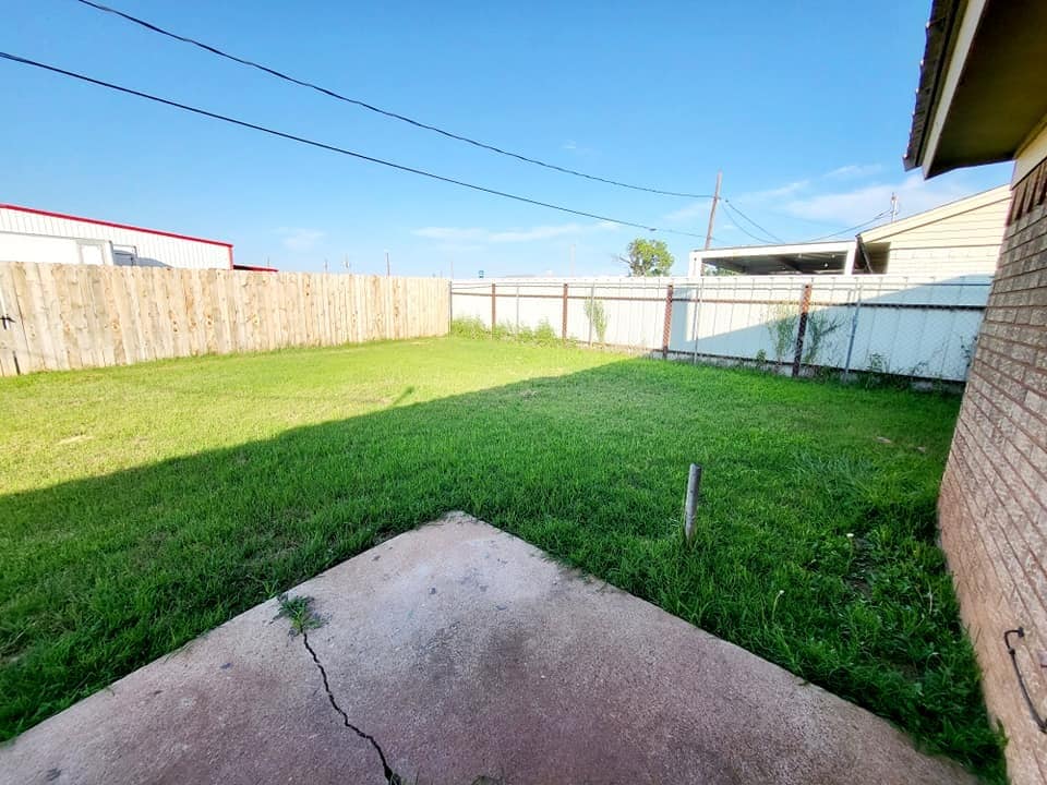 Building Photo - 4016 Eastridge Dr