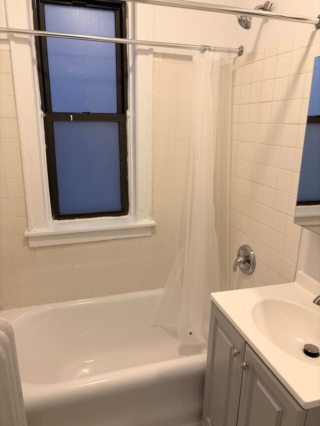 Building Photo - 635 W Roscoe St